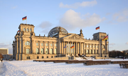 Berliner Reichstag im Winter mit Schnee