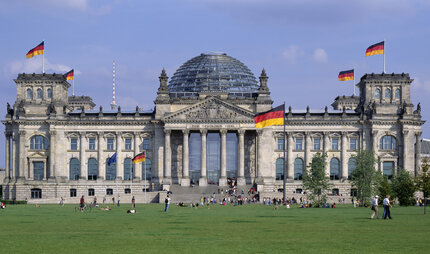 Le Reichstag avec des drapeaux à Berlin