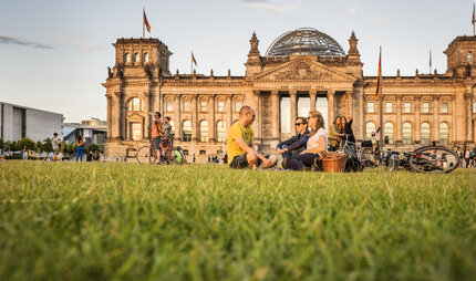 Picnic en el Reichstag de Berlín a la luz del sol del atardecer