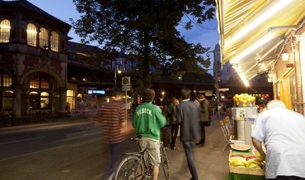 I fruttivendoli alla stazione di Schlesisches Tor di notte