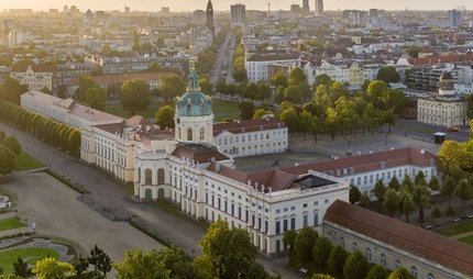 Luftbild von Schloss Charlottenburg in Berlin