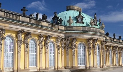El Palacio Sanssouci en Potsdam, cerca de Berlín, a la luz del sol