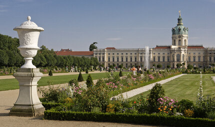 Passeggiatori nel parco estivo del castello di Charlottenburg