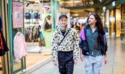 Zwei Freunde beim Shopping im Bikini Berlin 