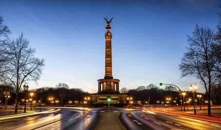 La Columna de la Victoria por la noche