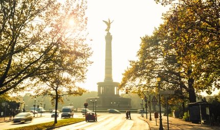 Siegessäule im Herbst Berliner Siegessäule im herbstlichen Gegenlicht