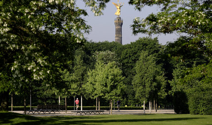 Colonna della Vittoria a Berlino nel Tiergarten estivo