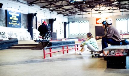 Skatehalle di Berlino: due pattinatori guardano il pattinaggio in carrozzina