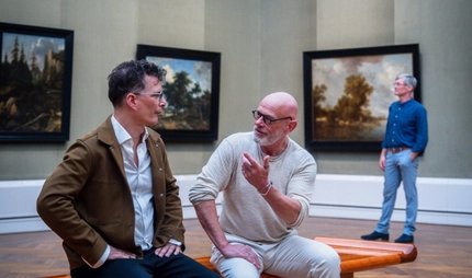 Männer in der Gemäldegalerie