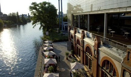 RADIALSYSTEM V in Berlin Blick auf Spree und RADIALSYSTEM V in Berlin
