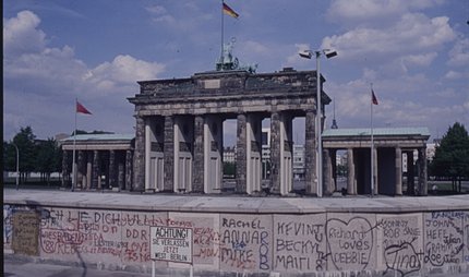 Bemalte Panzermauer und Warnschild vor dem Brandenburger Tor
