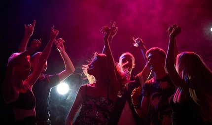  Club in Berlin: Menschen auf der Tanzfläche in rotem Licht