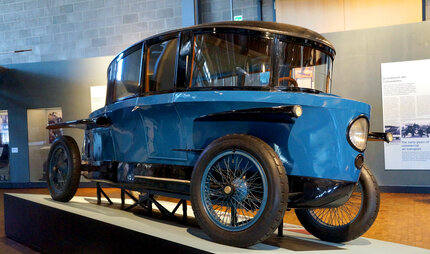 Vecchia auto nel Museo tedesco della tecnologia di Berlino