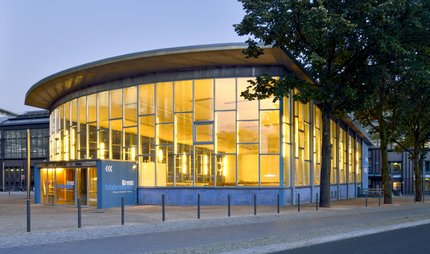 Tränenpalast Berlin am Abend