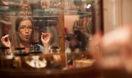 Junge Frau mit Vintage Sonnenbrille