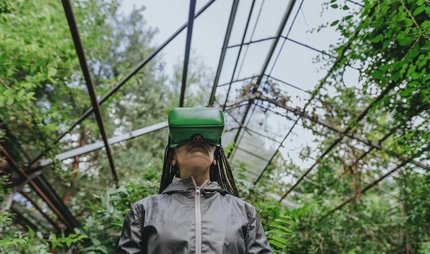 VR Brille im Gewächshaus