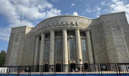 Volksbad vor der Volksbühne am Rosa Luxemburg Platz