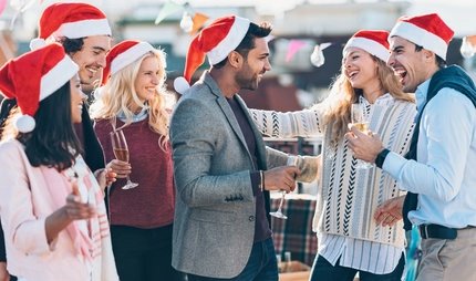 Weihnachtsfeier_am_Tag_c_GettyImages_pixelfit
