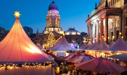 Weihnachtszauber am Gendarmenmarkt in Berlin am Abend