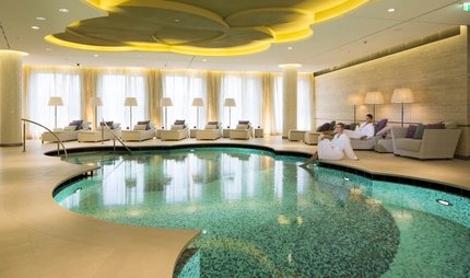 Wellness in Berlin: Pool at the Waldorf Astoria