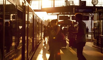 S-Bahn Bahnsteig im Abendrot