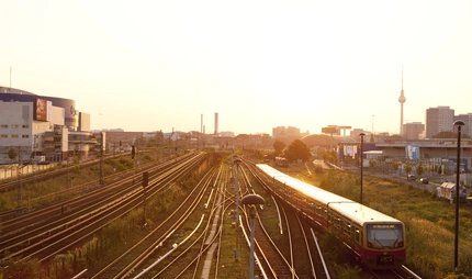 Liaison avec le S-Bahn : vue depuis le pont de Warschau à la gare de l'Est au coucher du soleil