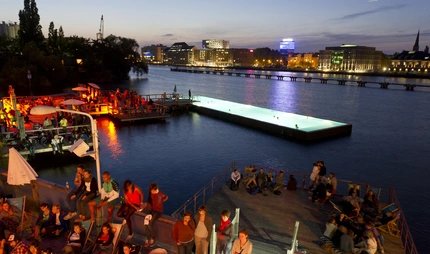 Abends auf dem Badeschiff an der Arena