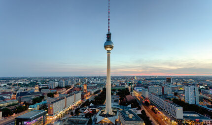 La Tour de la télévision de Berlin (Berliner Fernsehturm) au coucher du soleil