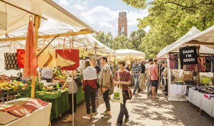 Besucher auf dem Winterfeldmarkt in Berlin Schöneberg