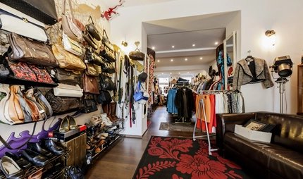 Innenraum mit Taschen bei Allet Schick Vintage & Second Hand Mode