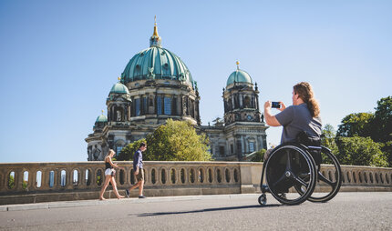 Visita turistica senza barriere architettoniche con sedia a rotelle a Berlino