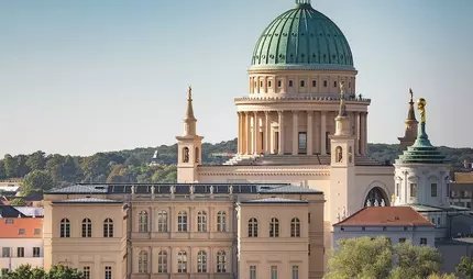Blick über die Freundschaftsinsel auf das Museum