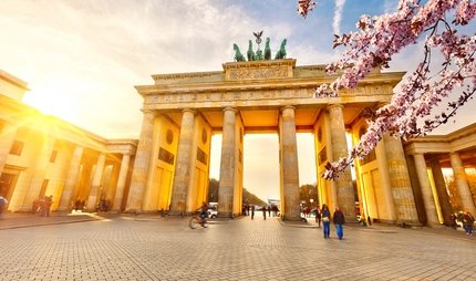 La Puerta de Brandenburgo en Berlín en primavera
