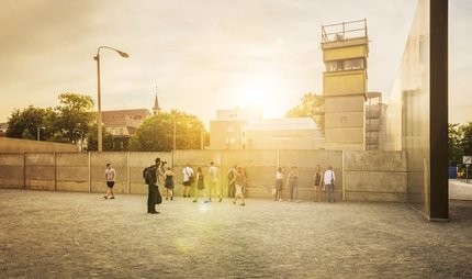 Die Gedenkstätte Berliner Mauer im Sonnenuntergang