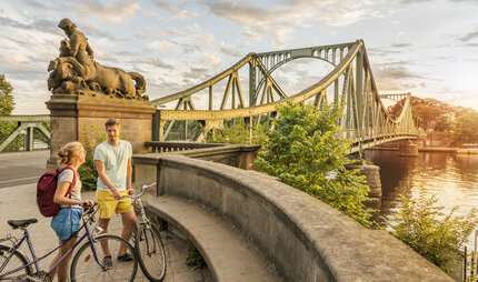 Paseo en bicicleta hasta el puente Glienicker en las afueras de Berlín