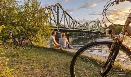 Berlin mit dem Fahrrad an der Glienicker Brücke