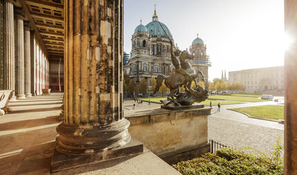 Museumsinsel: Blick von den Kolonnaden auf den Berliner Dom