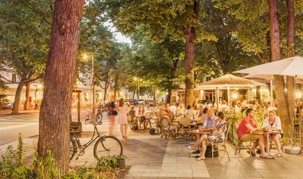 Cafés auf dem Ludwigkirchplatz im Sommer in Berlin