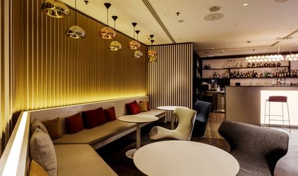 15-Min-Stadt-Hotel_NH_Collection_Berlin_Friedrichstrasse_bar del hotel
