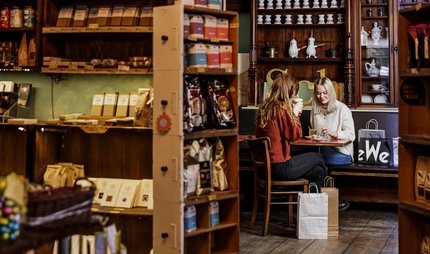 Shoppingpause im Café Winterfeldt Schokoladen Zwei Frauen sitzen im Café Winterfeldt Schokoladen in Berlin
