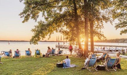 Strandbistro am Müggelsee - die Borkenbude Entspannte Atmosphäre auf Liegestühlen am Berliner Müggelsee bei Sonnenuntergang