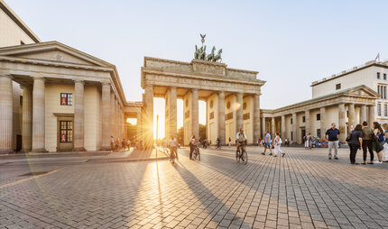 Die Berliner Sehenswürdigkeit Brandenburger Tor im Sonnenlicht