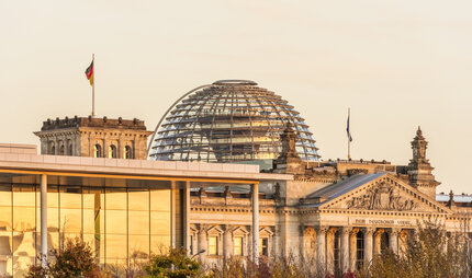 La cupola del Reichstag di Berlino in una luce calda