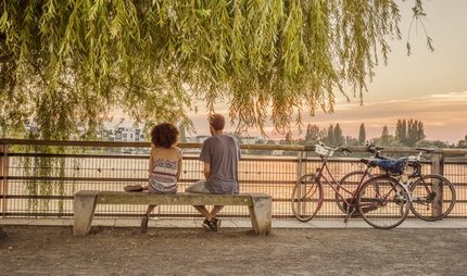 Romantische Pause zweier Radfahrer am Rummelsburger See in Berlin