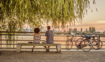 Pause romantique de deux cyclistes au Rummelsburger See à Berlin