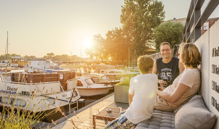 Famiglia che si gode il sole della sera al Rummelsburger See di Berlino
