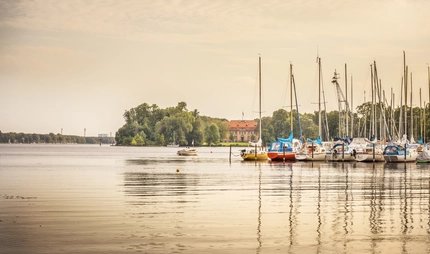 Barcos de vela atracados en Tegeler See en Berlín