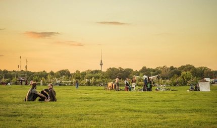 Tempelhofer Feld Berlín por la noche