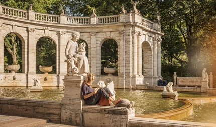 Une femme lit à la fontaine de conte de fées du Volkspark Friedrichshain Berlin