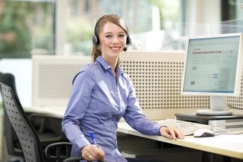 Mitarbeiterin im Call Center